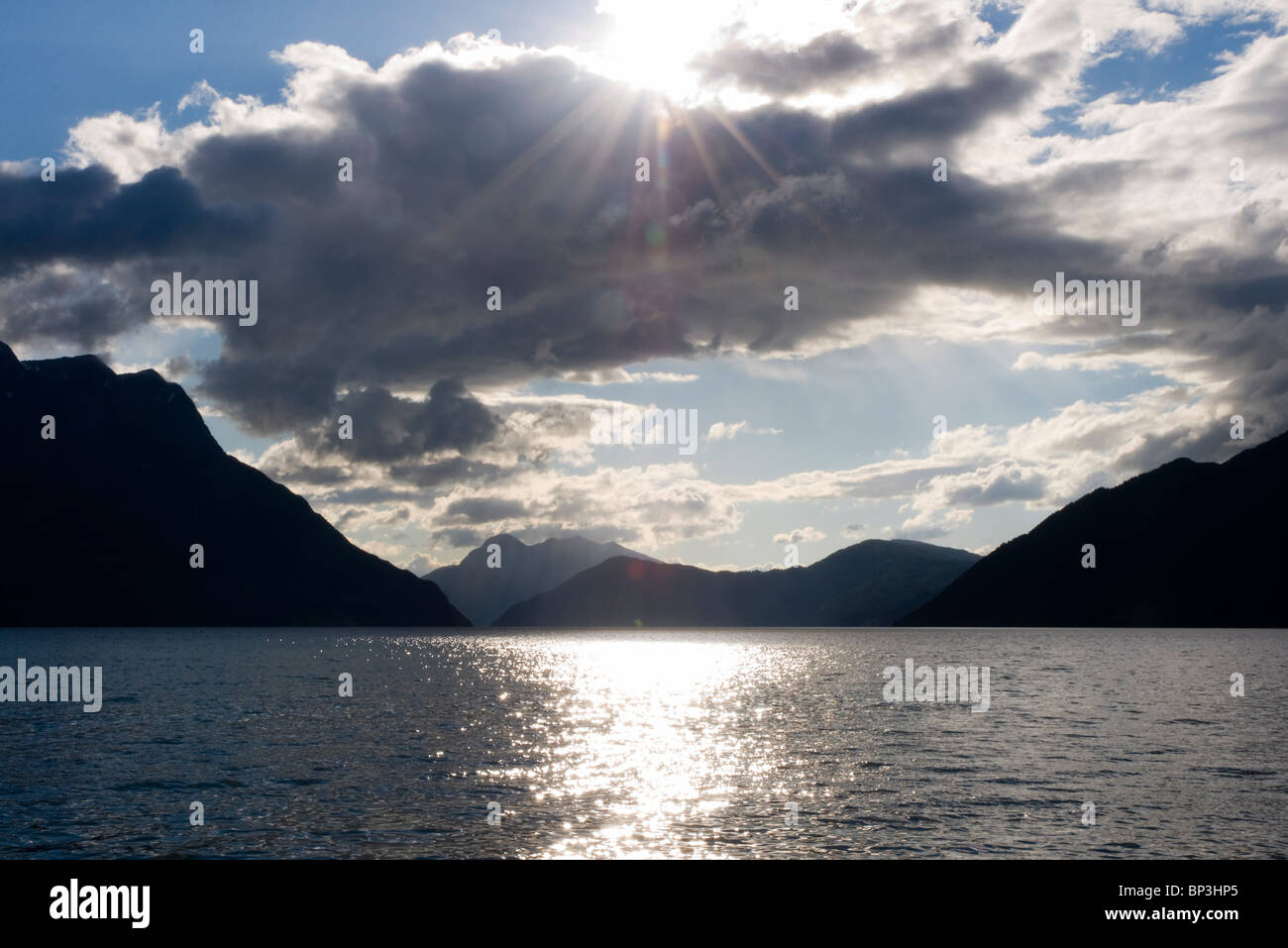 Geiranger fjord guardando verso il sole, estate, Norvegia Foto Stock