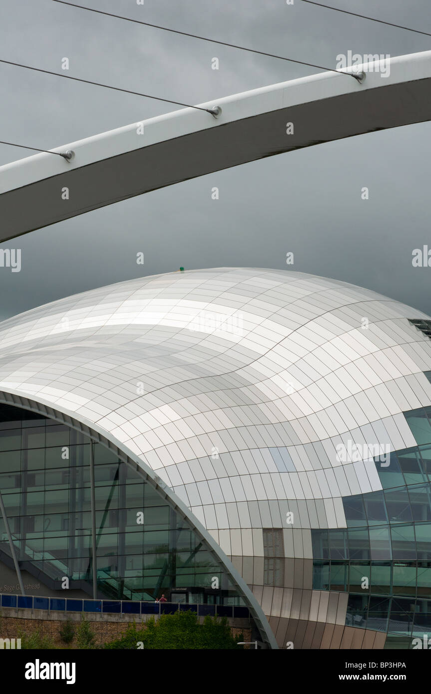 La Salvia bridge visto sotto il Millennium bridge come si apre. Newcastle. Regno Unito Foto Stock