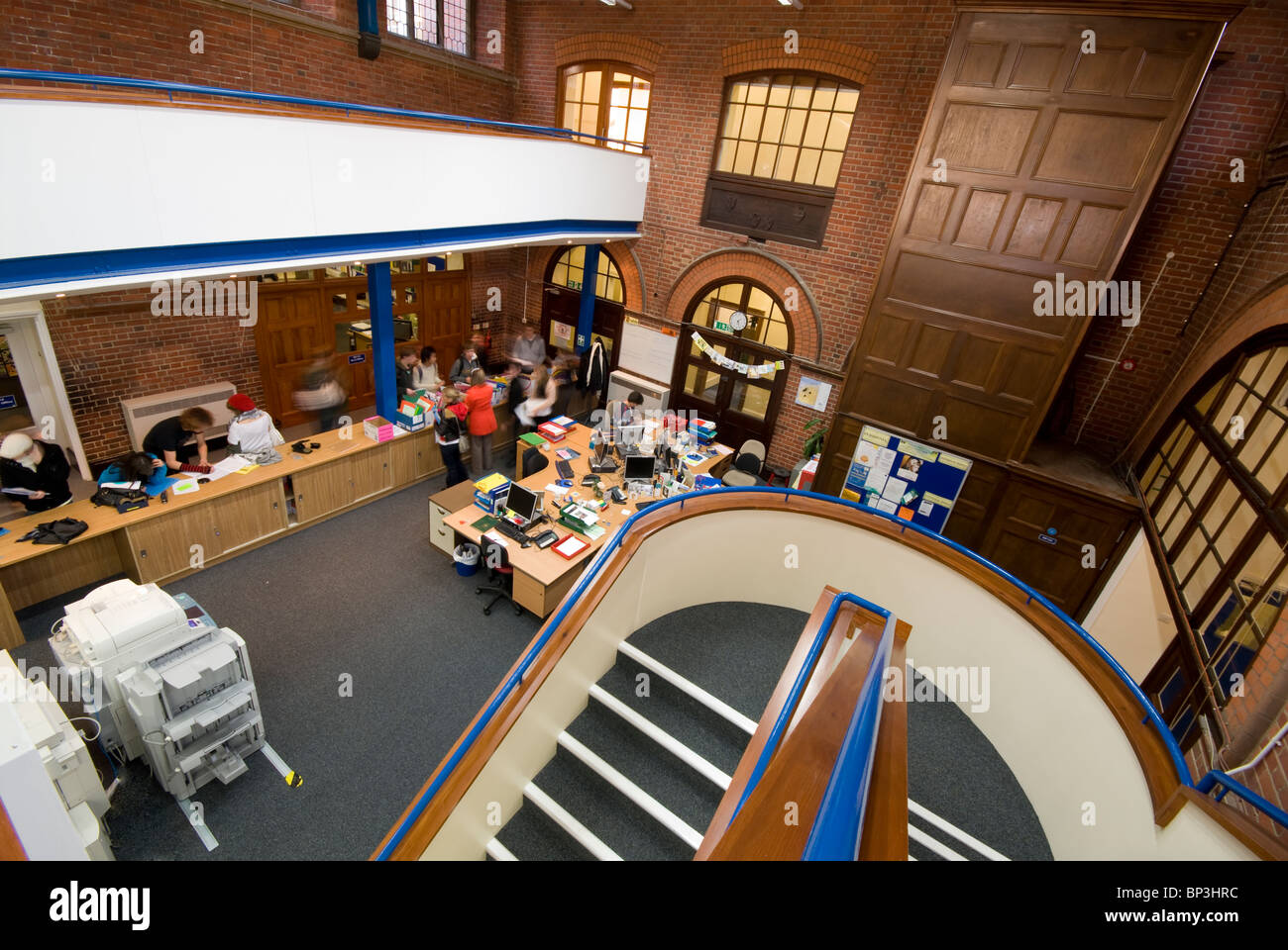 Peter Symonds College library e la scala Foto Stock