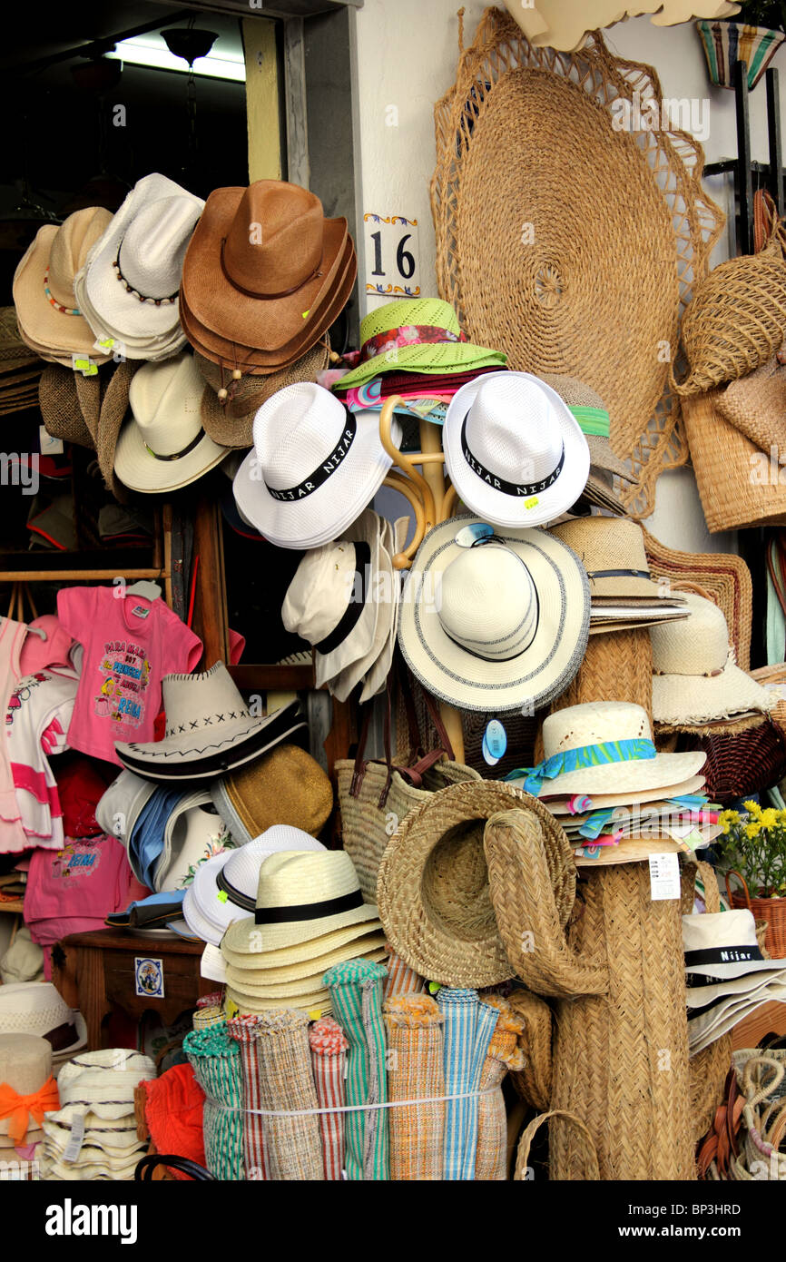 Display Negozio artigianale di cappelli di paglia, stuoie tessute, ceste,  tappeti, borse e altri oggetti di artigianato in Spagna Nijar Foto stock -  Alamy