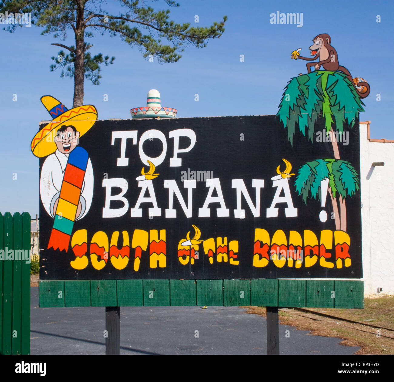 A sud del confine a Dillon, South Carolina, c'è un'attrazione a tema messicano che presenta cartelloni, una gigantesca torre sombrero e molto altro ancora. Foto Stock