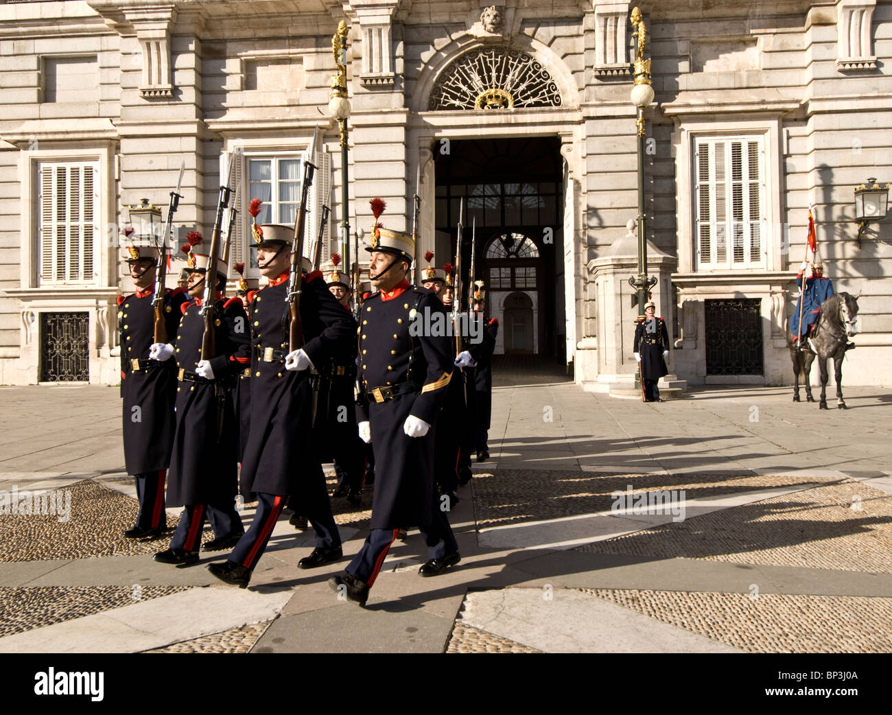 Modifica delle guardie del palazzo, il Palazzo Reale di Madrid, Spagna Foto Stock