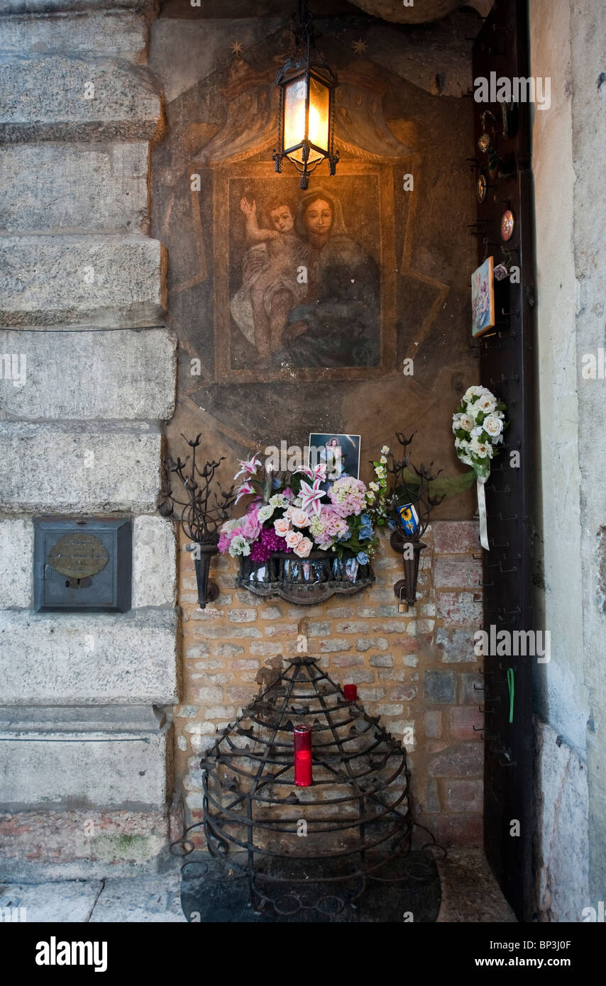 La pittura religiosa su una parete nel centro città Verona Italia Foto Stock