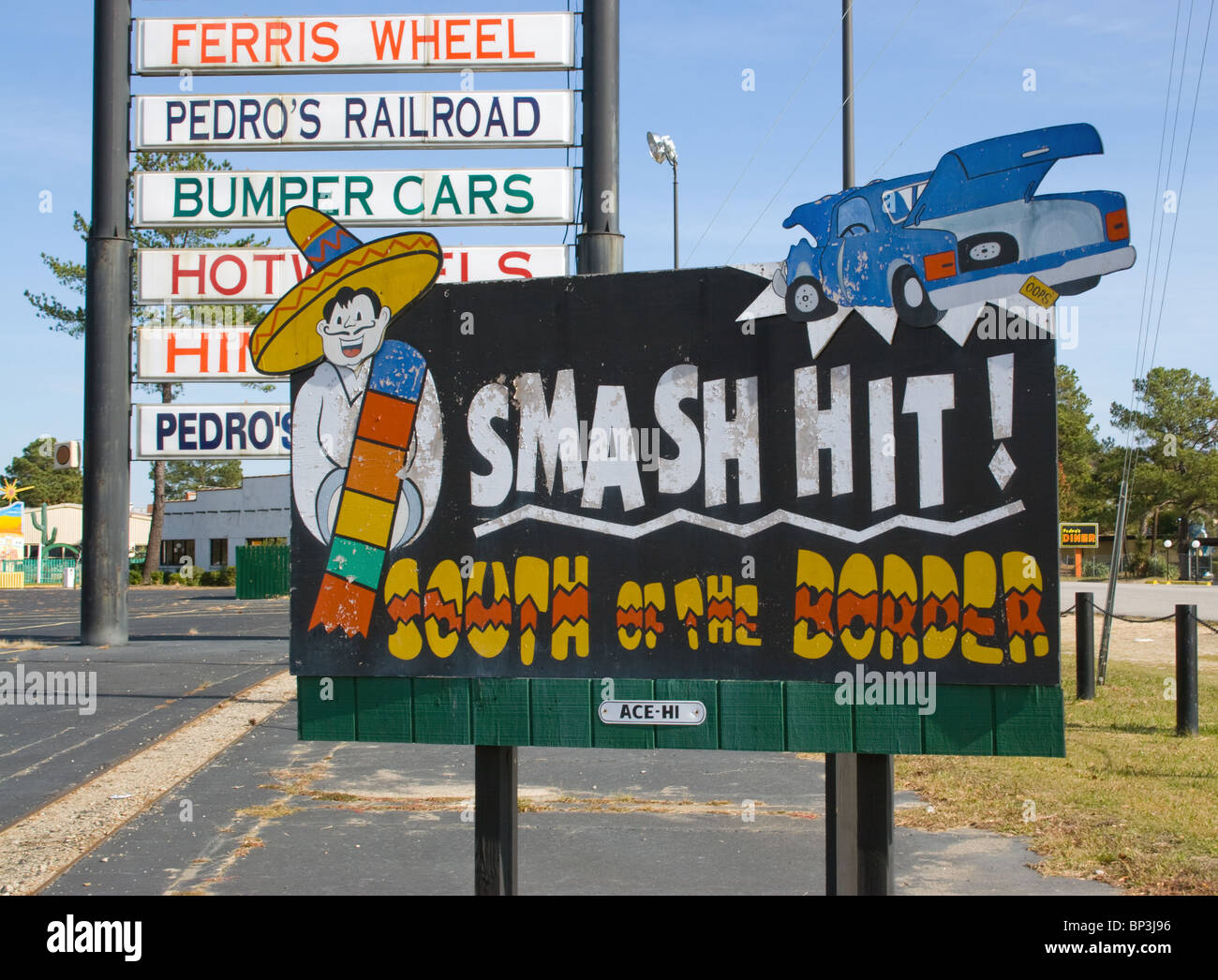 A sud del confine a Dillon, South Carolina, c'è un'attrazione a tema messicano che presenta cartelloni, una gigantesca torre sombrero e molto altro ancora. Foto Stock