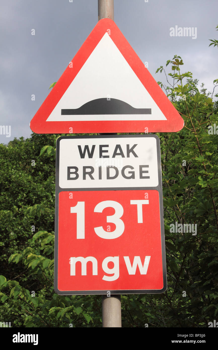 Ponte debole segno che indica il limite di peso a Jedburgh, Scottish Borders, Scozia Foto Stock