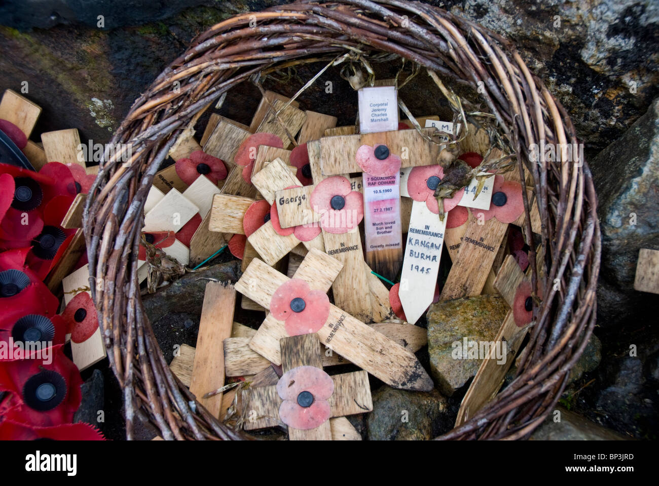 Weathered attraversa e i papaveri sul cadde e rock climbing club memoriale sulla grande timpano, Lake District, Cumbria Foto Stock