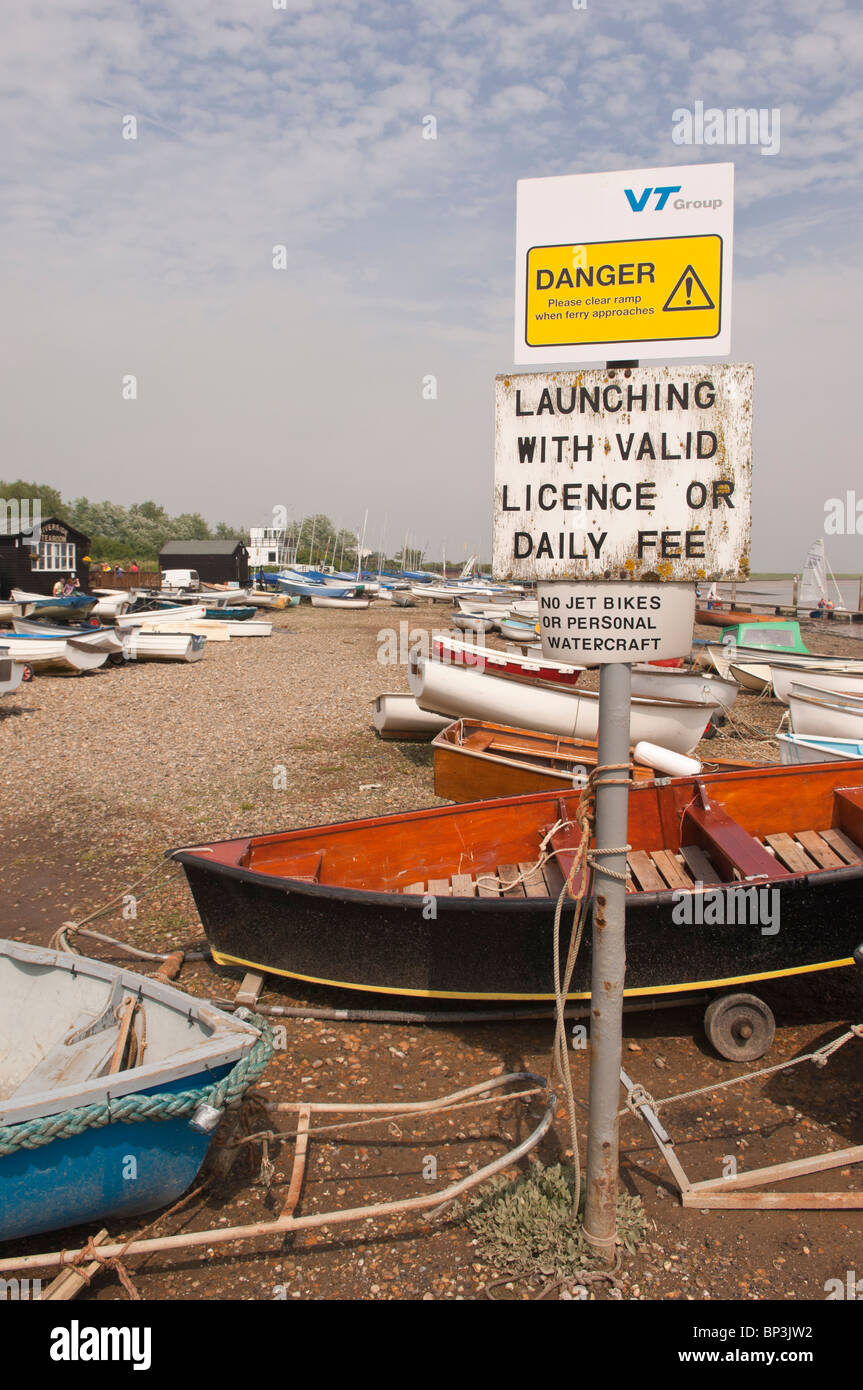 Un segno indicante la licenza o la tassa dovuta per il lancio di imbarcazioni a Orford , Suffolk , Inghilterra , Gran Bretagna , Regno Unito Foto Stock