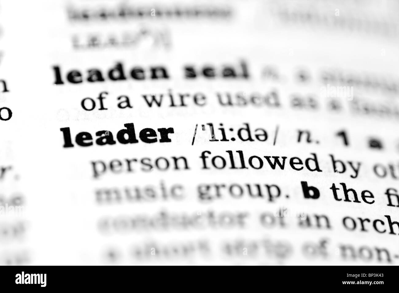 Leader definizione del Dizionario parola singola con soft focus Foto Stock