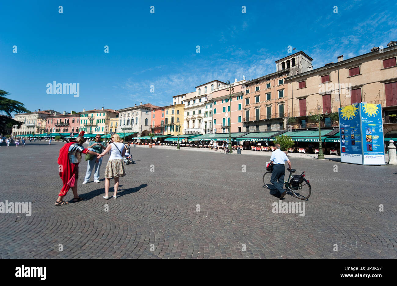 Street performer ed i turisti di Piazza Bra Verona Italia Foto Stock
