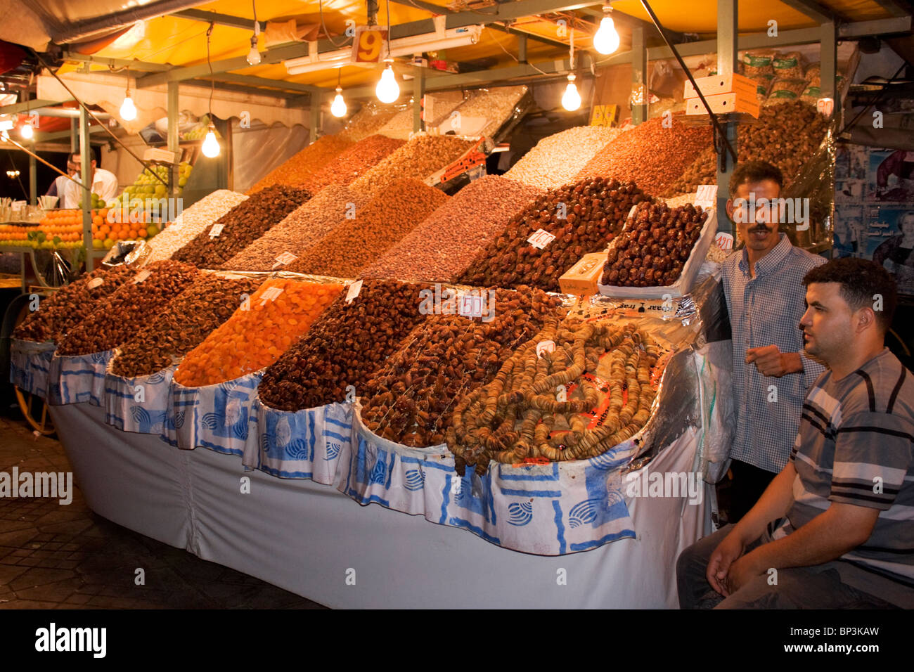 Frutta e dado venditori al posto piazza Djemma El Fna a Marrakech Foto Stock