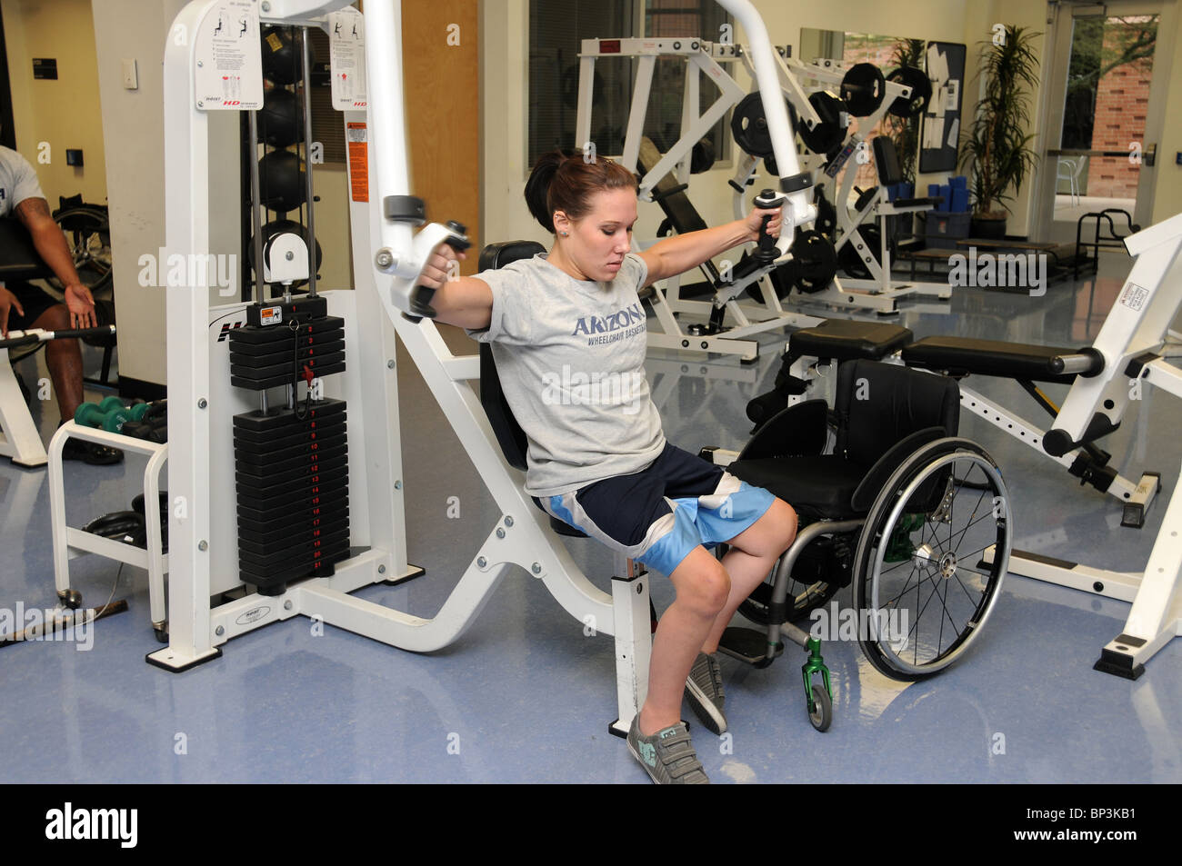 Jennifer Poist opere presso il campus Disability Resource Center presso l'UA, dove gioca a basket in carrozzella. Foto Stock