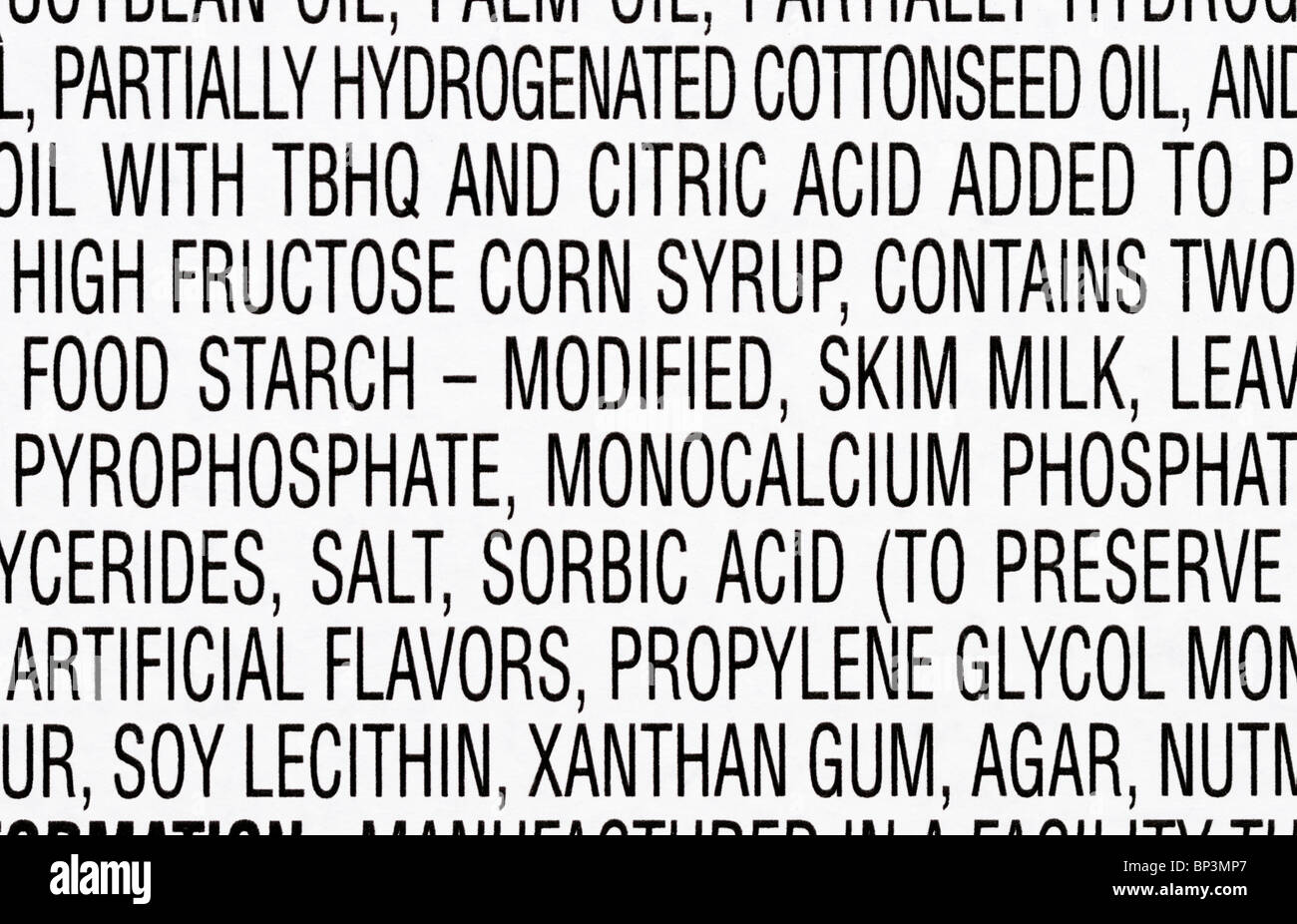 Parte della lista degli ingredienti da una confezione di tortine. Molti degli ingredienti sono artificiali e/o insalubre. Foto Stock