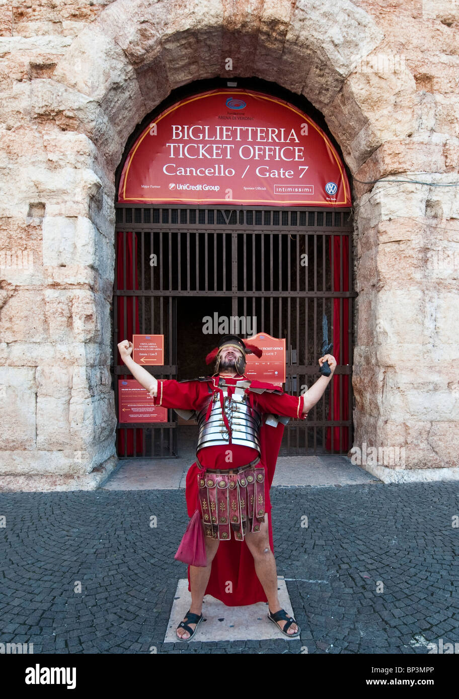 Street performer vestito come un centurione romano pone di fronte Arena biglietteria, Verona, Italia Foto Stock