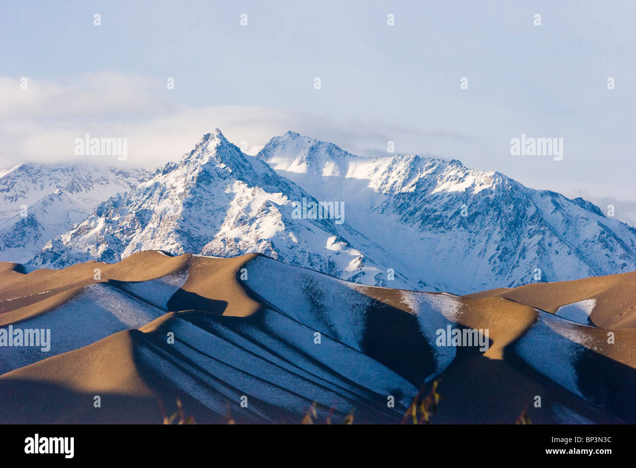 Afghanistan, Bamiyan. La snow-capped Hindu Kush e montagne che si affacciano sulla Valle di Bamiyan Foto Stock