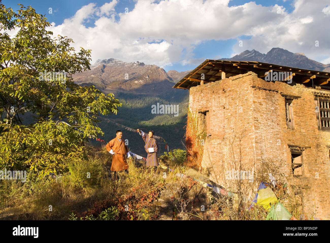 Rinzin e Karma in rovina di Drukgyel Dzong, vicino a paro, Bhutan, Signor, Modello rilasciato Foto Stock