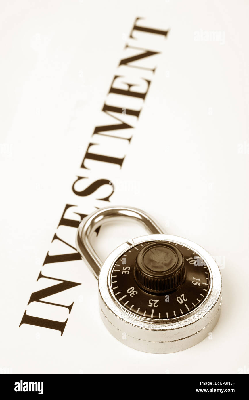 Headline investimenti e la serratura e concetto di protezione finanziaria Foto Stock