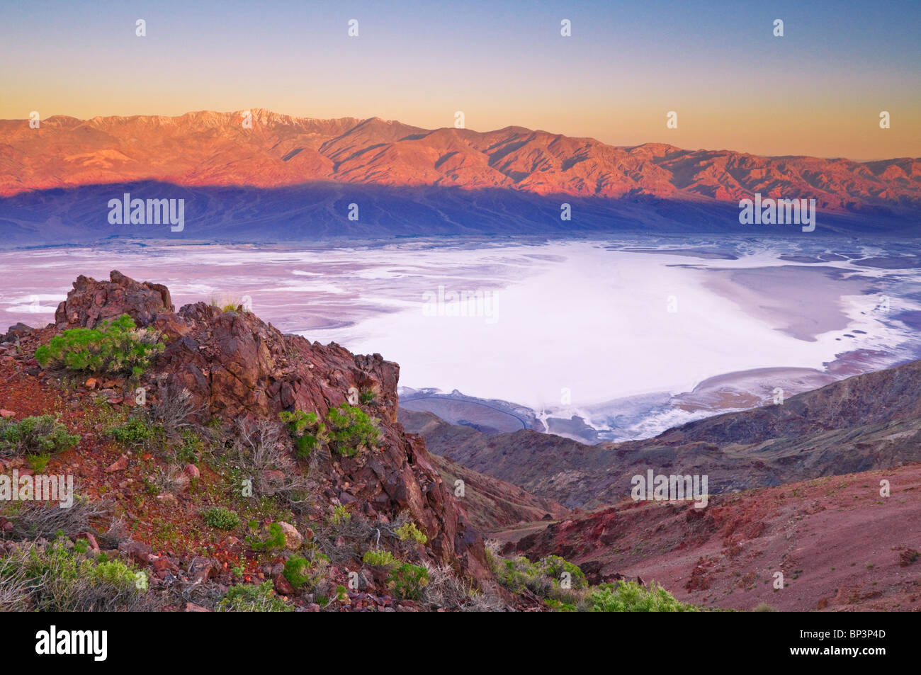 Alba luce al di sopra della Valle della Morte da Dante, vista parco nazionale della Valle della Morte. California Foto Stock