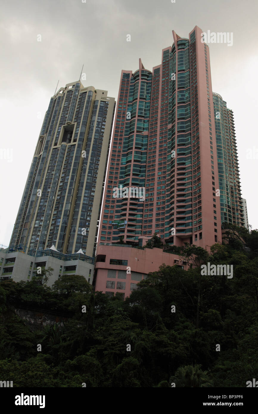 Torre residenziale blocchi nella metà livelli, Hong Kong Foto Stock