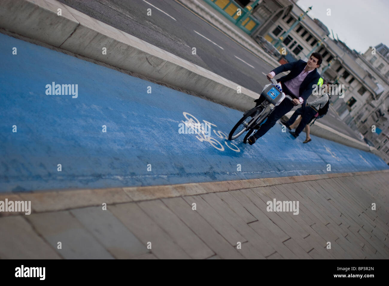 Giovane uomo su boris bike bicicletta barclays, sulla superstrada designato blu percorso ciclo Foto Stock