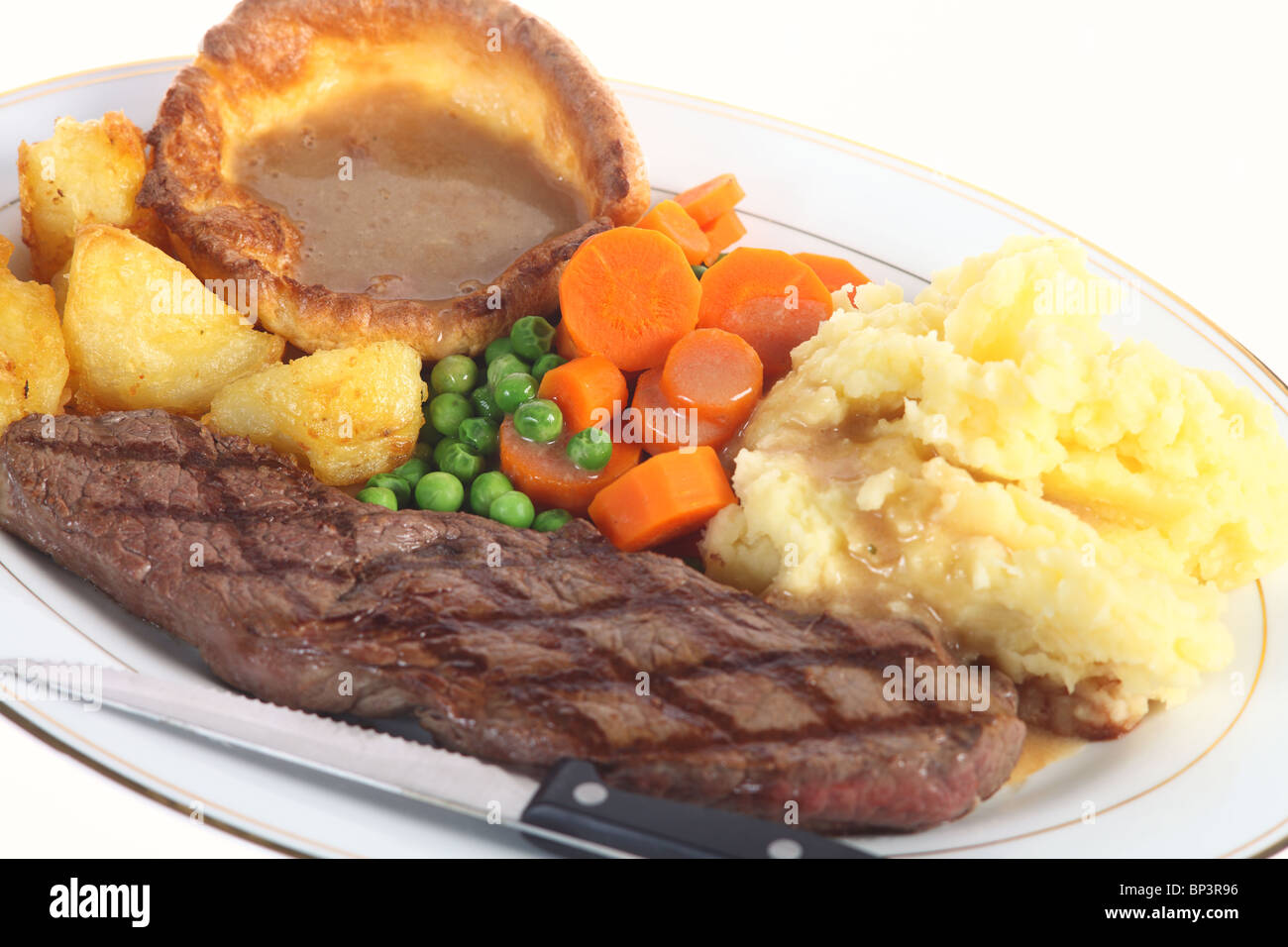 Un " pub-grub' cena di stile della bistecca, misti veg, arrosto e purè di patate, Yorkshire pudding e il sugo di carne, Foto Stock