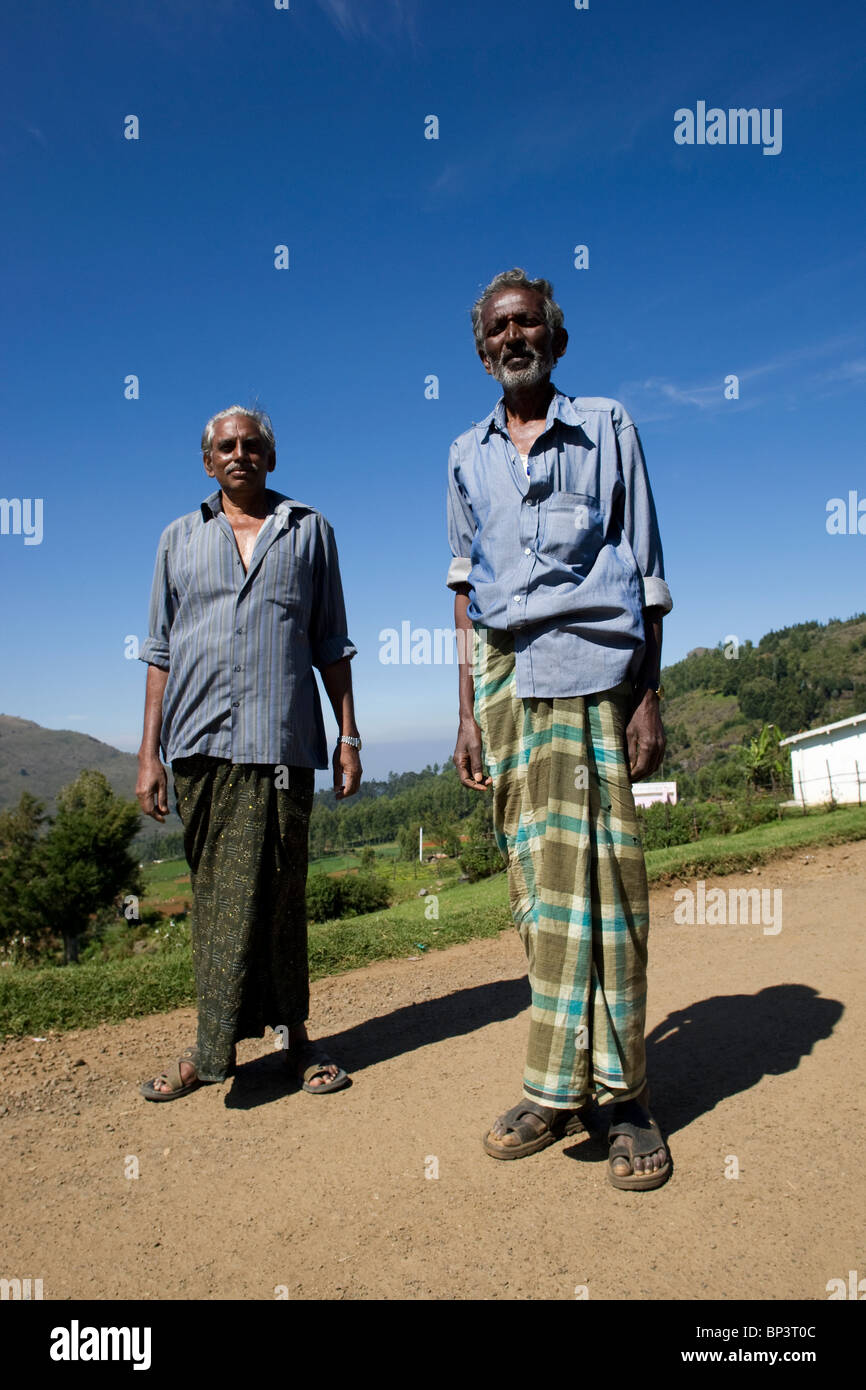 Due indiani di uomini in un piccolo villaggio sulle colline intorno a Ooty, Tamil Nadu, India. Foto Stock