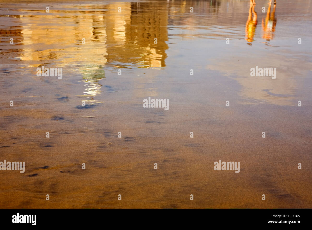 La riflessione di Las Palmas de Gran Canaria auditorium nella sabbia bagnata di Canteras beach Foto Stock