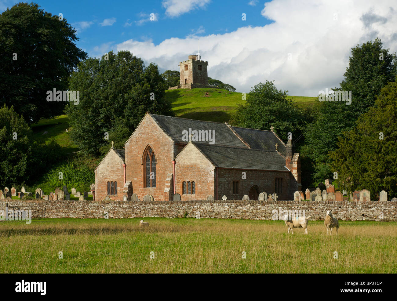 St Oswald la chiesa - e campanile staccato - sulla collina - Kirkoswald, Eden Valley, Cumbria, England Regno Unito Foto Stock