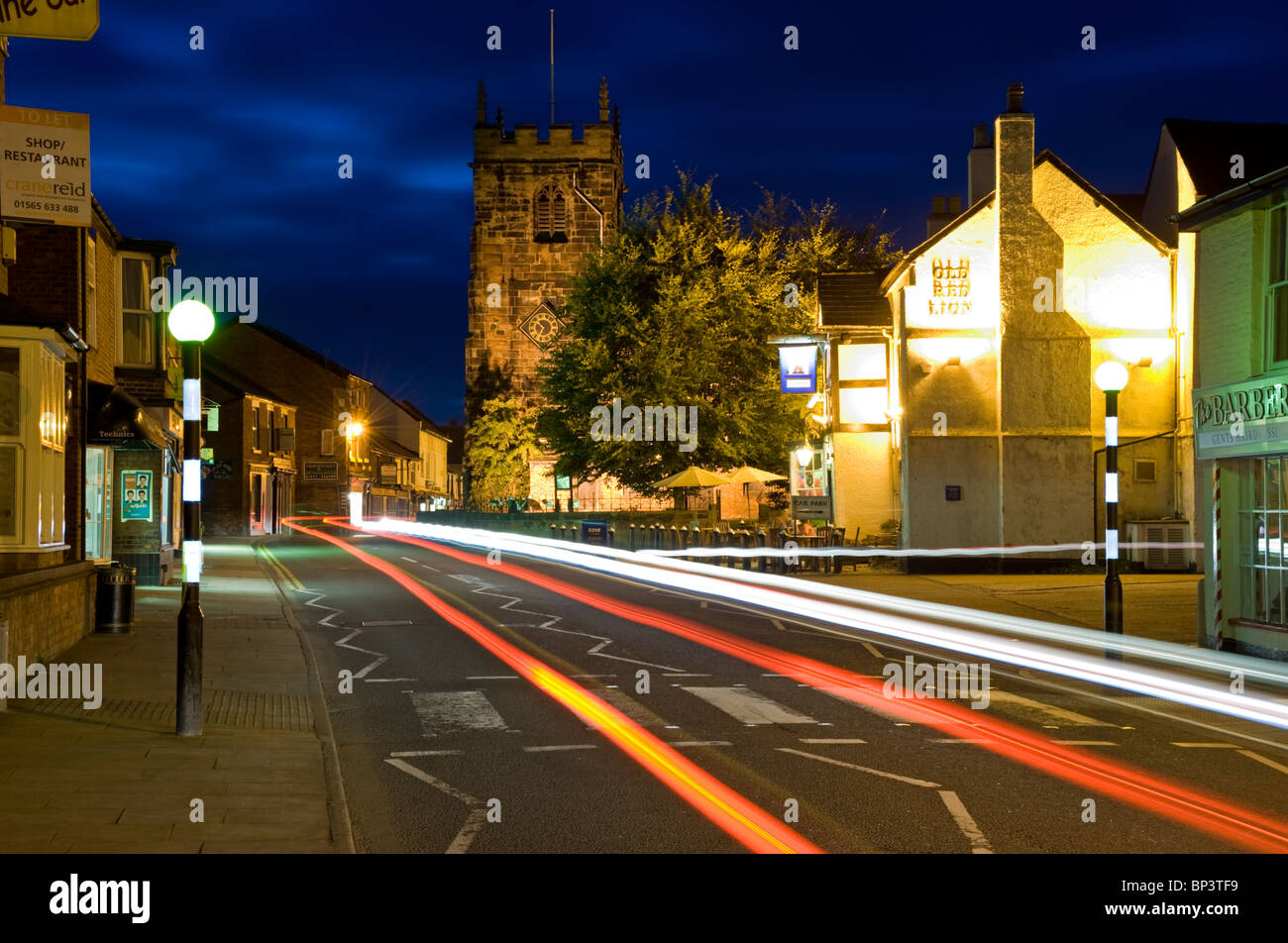 Case Cappella Alta Via di notte, Holmes Chapel, Cheshire, Inghilterra, Regno Unito Foto Stock