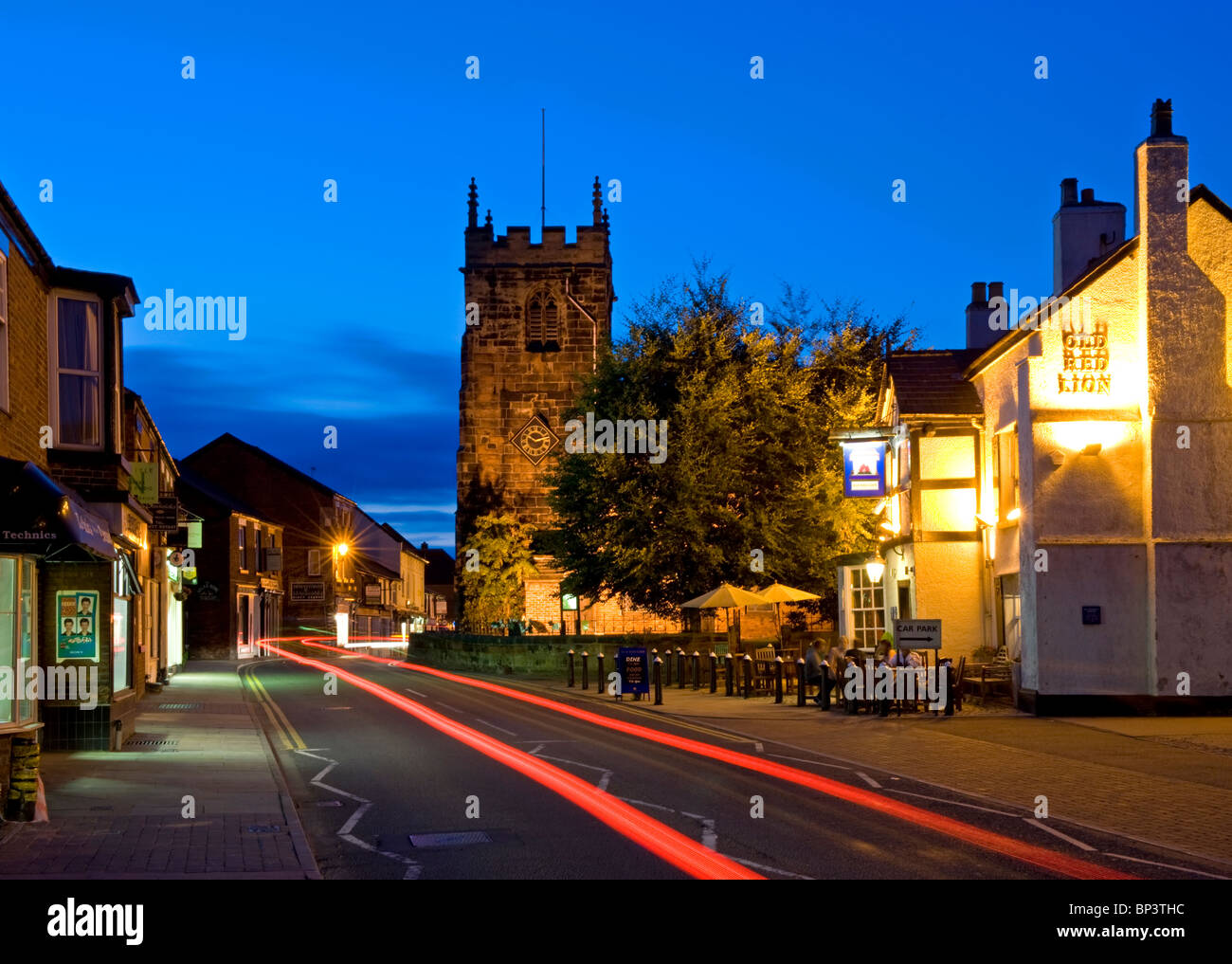 Case Cappella Alta Via di notte, Holmes Chapel, Cheshire, Inghilterra, Regno Unito Foto Stock