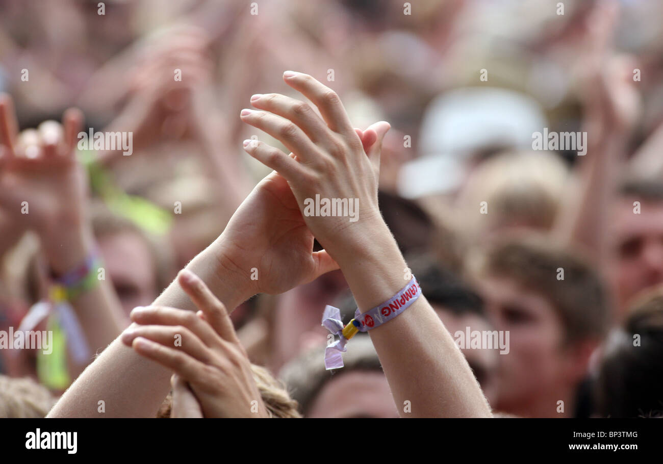 Una stretta di mano battendo le mani in mezzo alla folla a V Festival Foto Stock