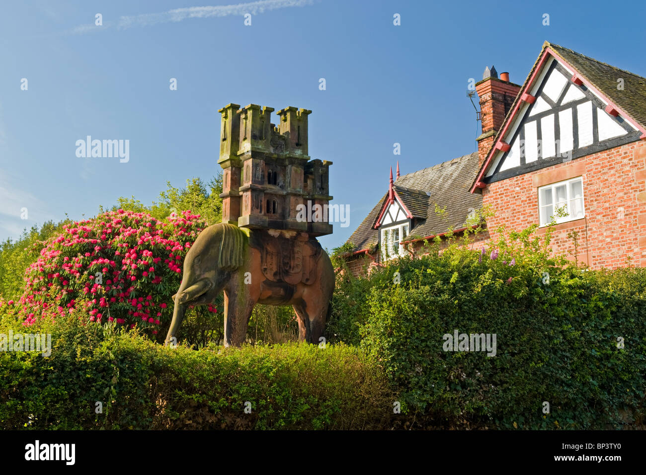 Elephant and Castle Muratori carving, giardino di Servizio lavanderia Cottage, Peckforton, Cheshire, Inghilterra, Regno Unito Foto Stock