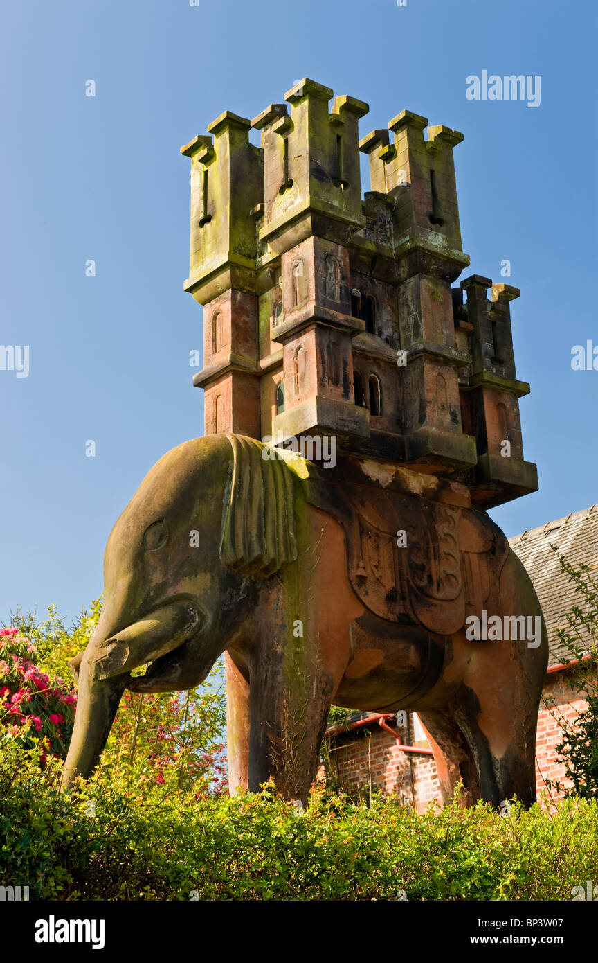 Elephant and Castle Muratori carving, giardino di Servizio lavanderia Cottage, Peckforton, Cheshire, Inghilterra, Regno Unito Foto Stock