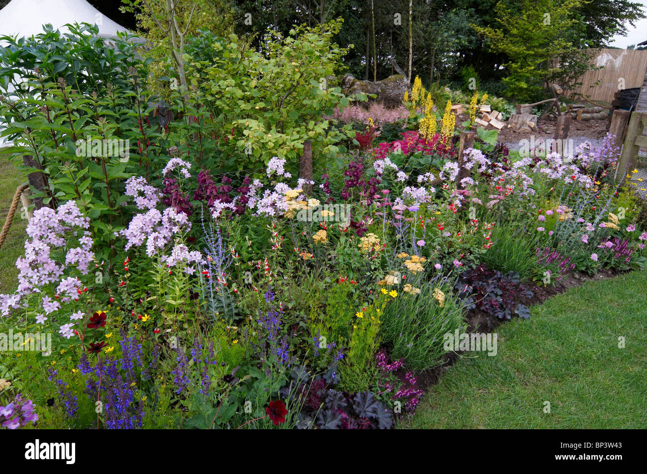 Un colorato mista confine di fiori in un giardino cottage Foto Stock