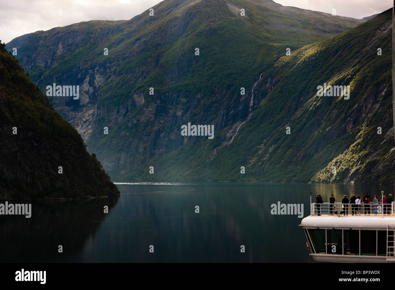 Geiranger Fjord Norway nave da crociera passeggeri guardando lo splendido paesaggio Patrimonio Mondiale UNESCO Sunnmøre Sunnmore Foto Stock
