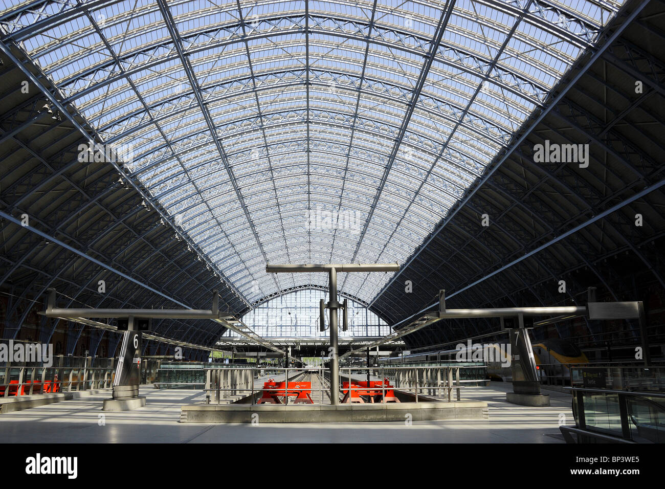 Piattaforme e tetto di St Pancras International Station, terminale per Eurostar Rail services Foto Stock