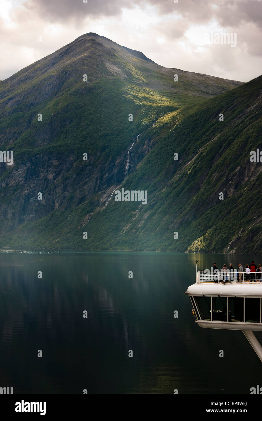 Geiranger Fjord Norway nave da crociera passeggeri guardando lo spettacolare paesaggio Patrimonio Mondiale UNESCO Sunnmøre Sunnmore Foto Stock