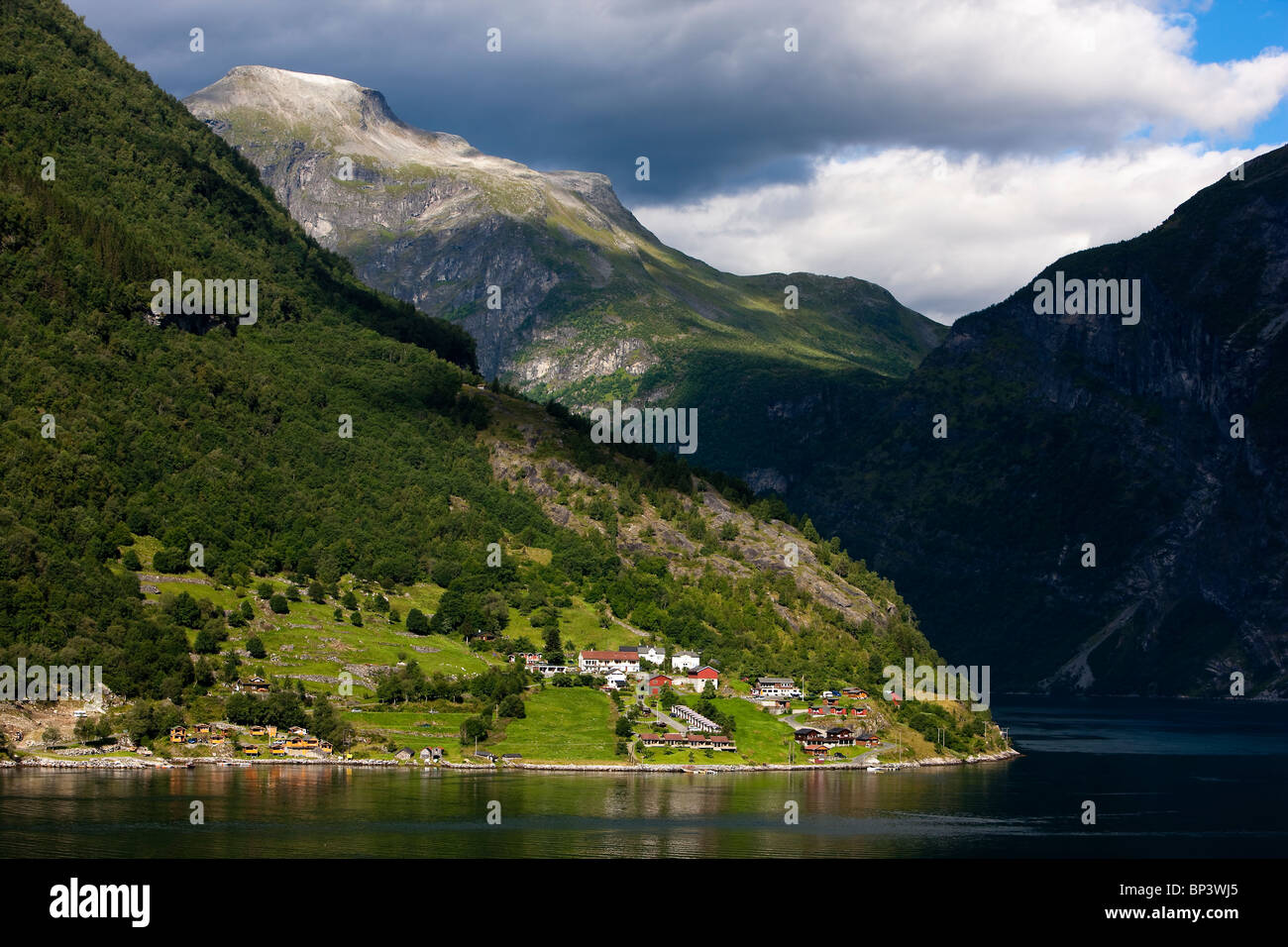 Norvegia Geiranger Geirangerfjord fiordo paesaggio solare case acqua calma mountain Foto Stock