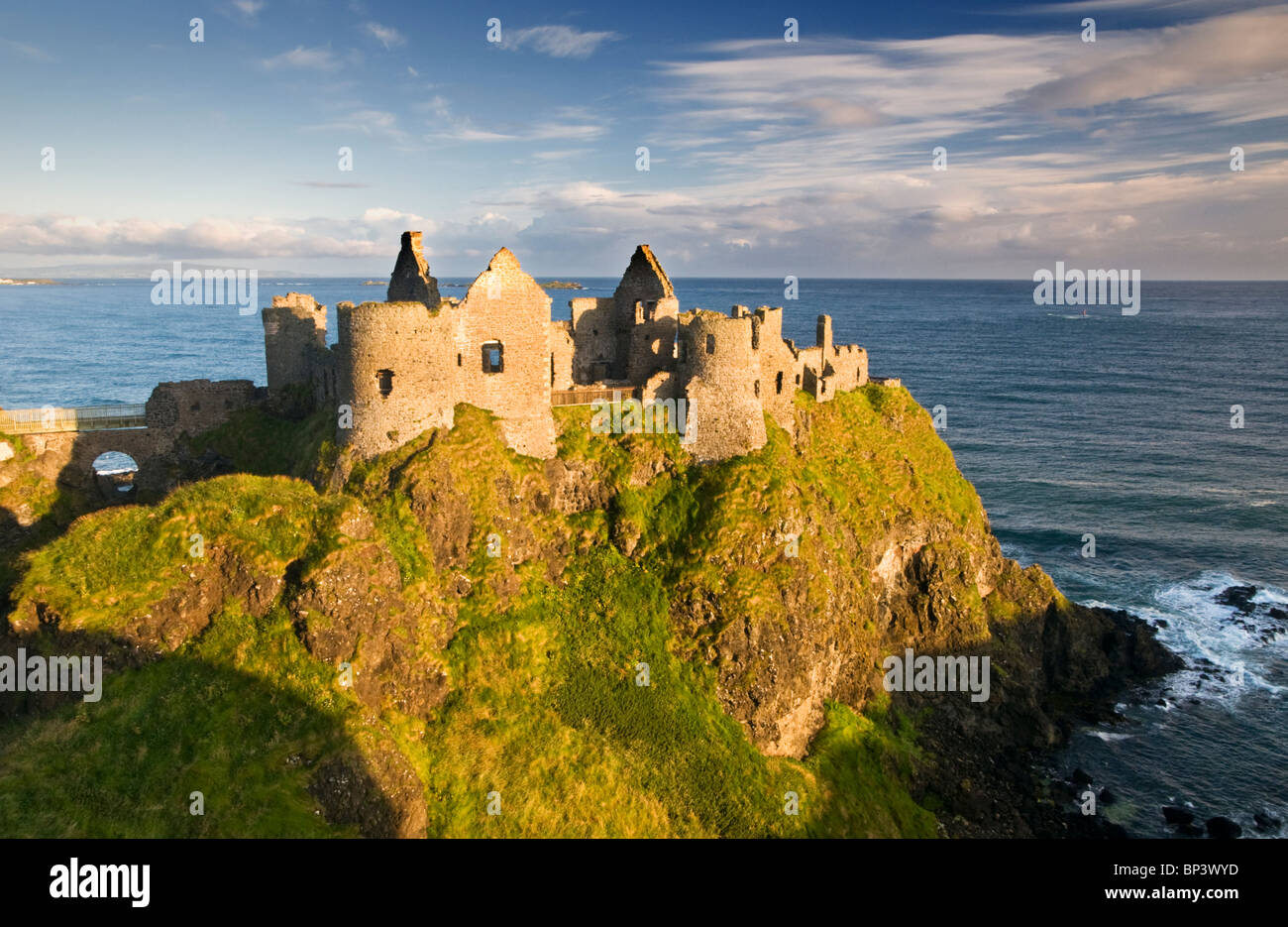 Dunluce Castle, vicino Portrush, costa di Antrim, County Antrim, Irlanda del Nord, Regno Unito Foto Stock