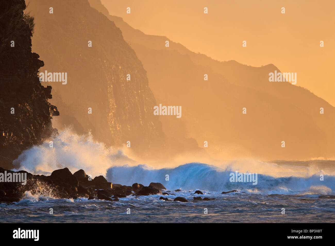 Kauai, Hawaii, Stati Uniti d'America; oceano onde infrangersi contro le scogliere sul robusto costa di Na Pali Foto Stock