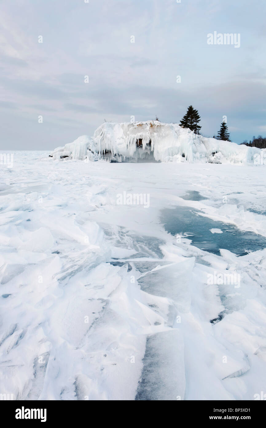 Minnesota, Stati Uniti d'America; Rock in ghiaccio sulla sponda settentrionale del Lago Superior Foto Stock