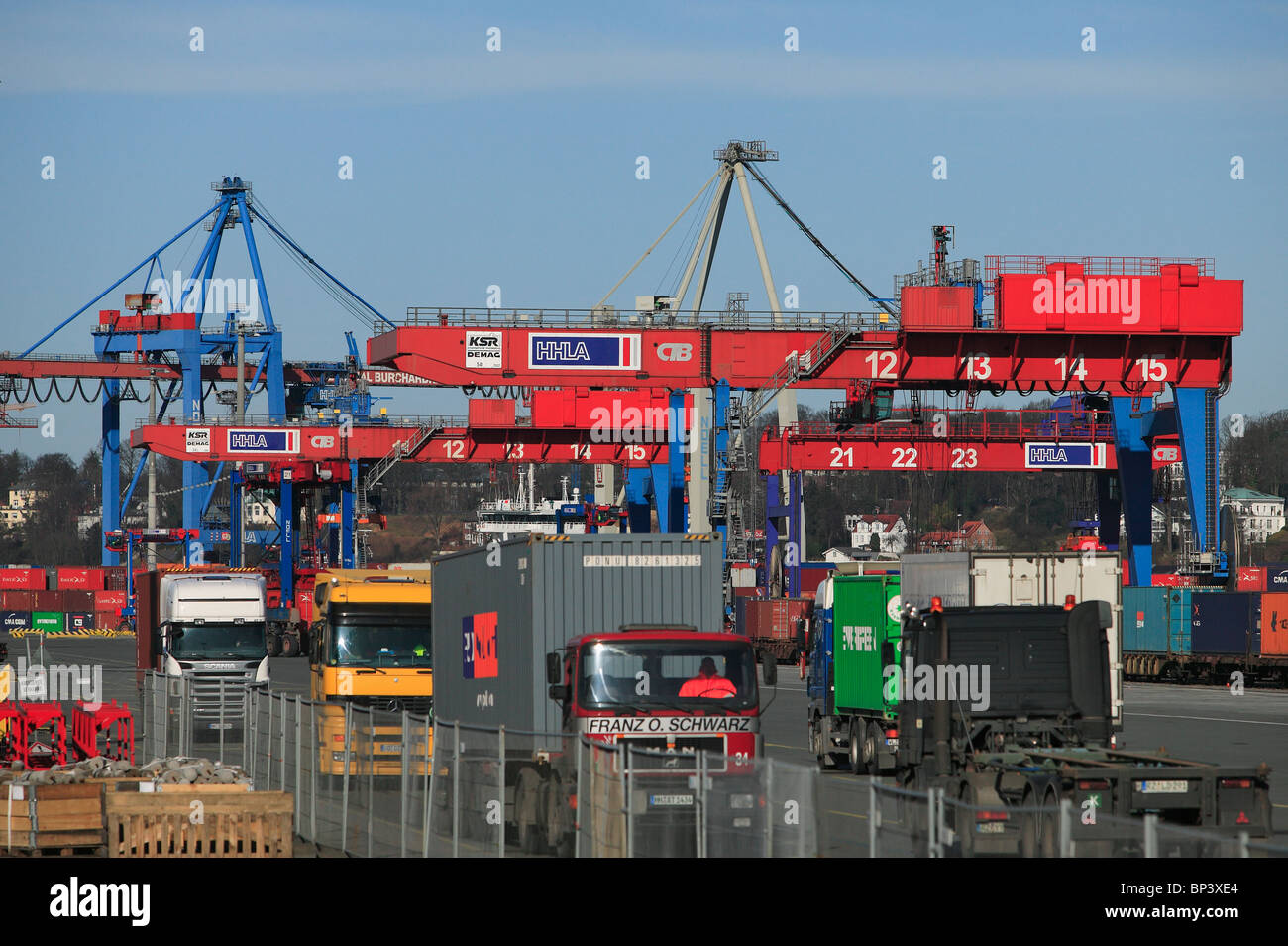 Autoveicoli pesanti adibiti al trasporto di merci il trasporto di contenitori da CTB nel porto di Amburgo, Germania Foto Stock