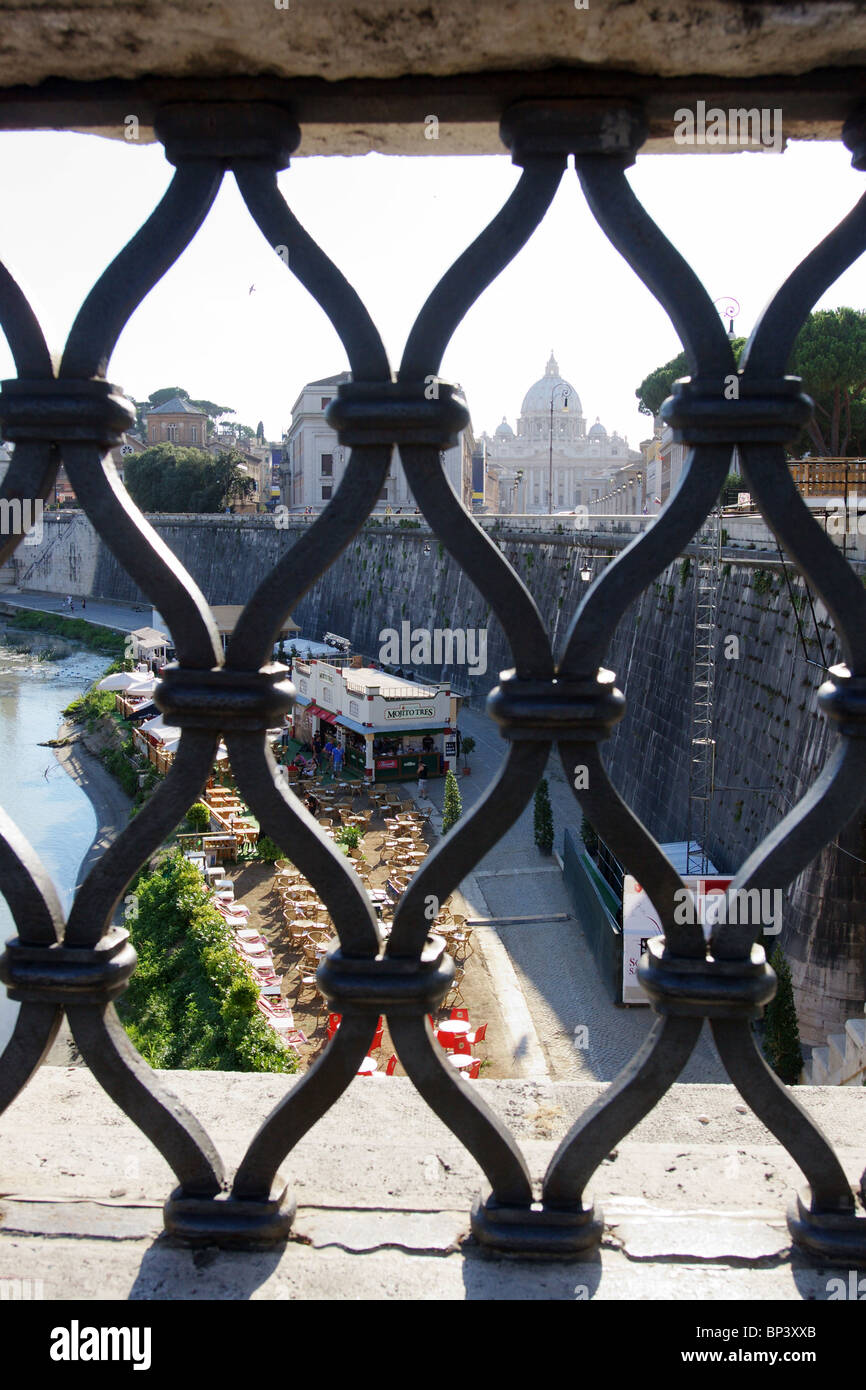 San Pietro e il fiume Tevere vista da San Angel Bridge Roma Italia Foto Stock