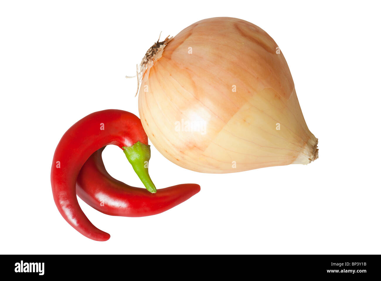 Red hot chili pepper e una cipolla Foto Stock