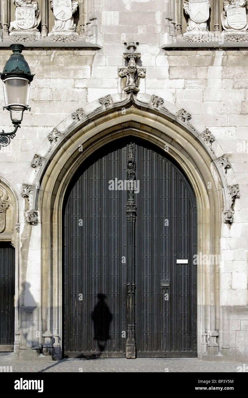 Porta del Palazzo Provinciale House, la piazza del mercato di Bruges, Belgio Foto Stock