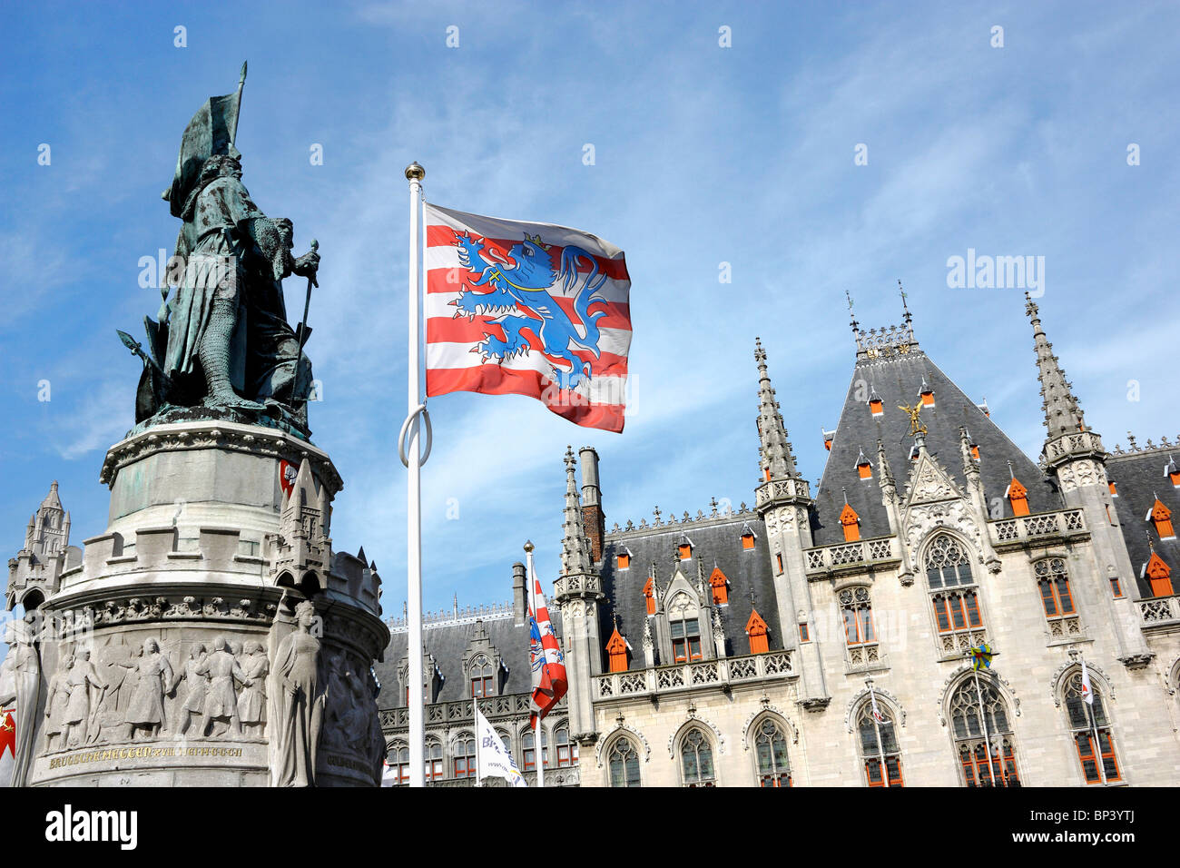 Statua di Jan Breydel e Pieter De Coninck davanti al Palazzo Provinciale House, la piazza del mercato di Bruges, Belgio Foto Stock