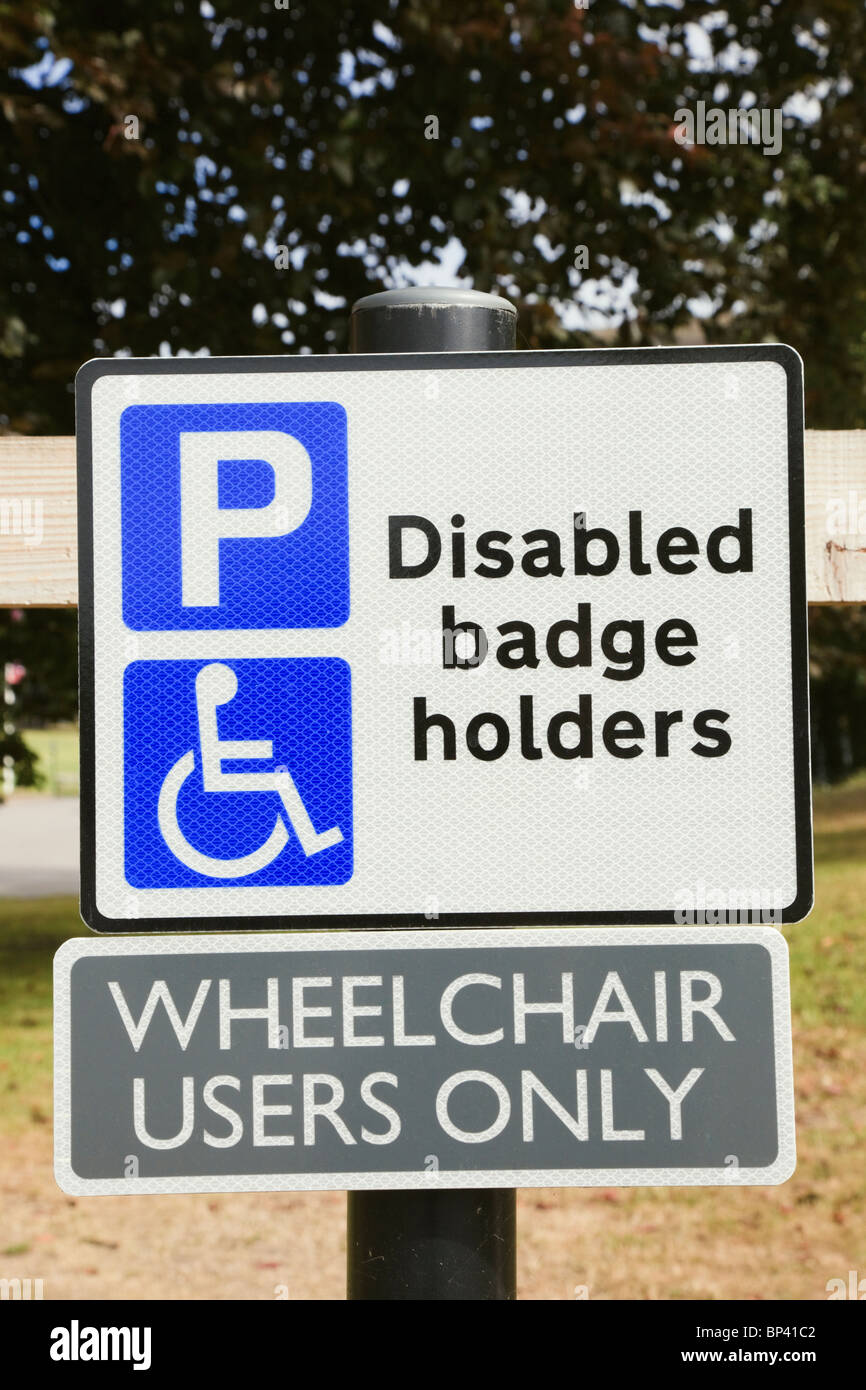 Inghilterra, Regno Unito, Gran Bretagna. Segno parcheggio per disabili Parcheggio bay blue badge supporti per gli utenti di sedia a rotelle soltanto. Foto Stock