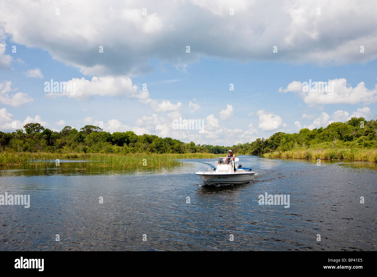 Salt Springs, FL - Maggio 2010 - Uomo potenza motrice barca sul fiume di sale nella Florida Centrale Foto Stock