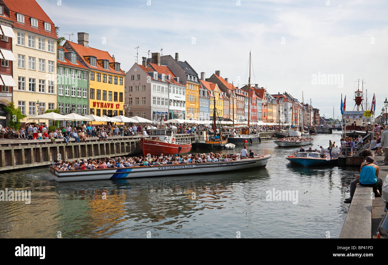 Nyhavn canal piena di manovra da canal tour barche e affollata waterside ristoranti su una molto occupato giorno di estate Foto Stock