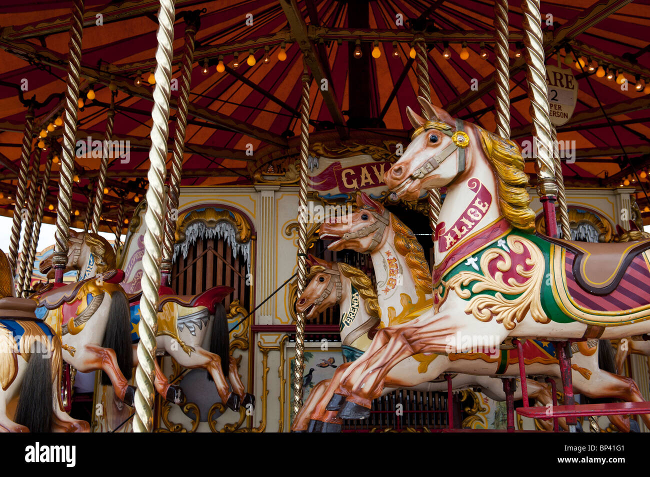 Il vapore cavallo al galoppo giostra fairground ride a una fiera a vapore in Inghilterra Foto Stock