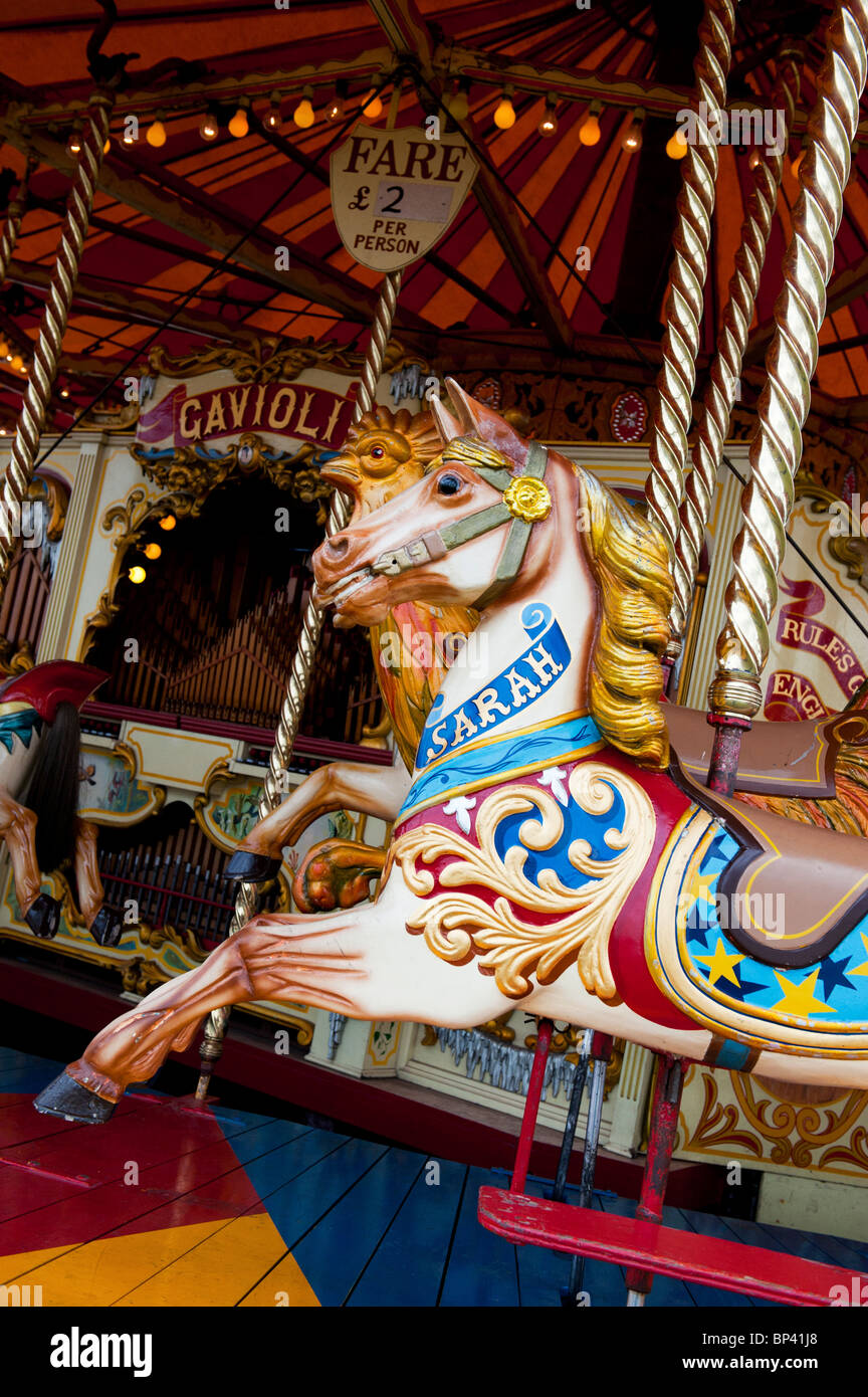 Il vapore cavallo al galoppo giostra fairground ride a una fiera a vapore in Inghilterra Foto Stock